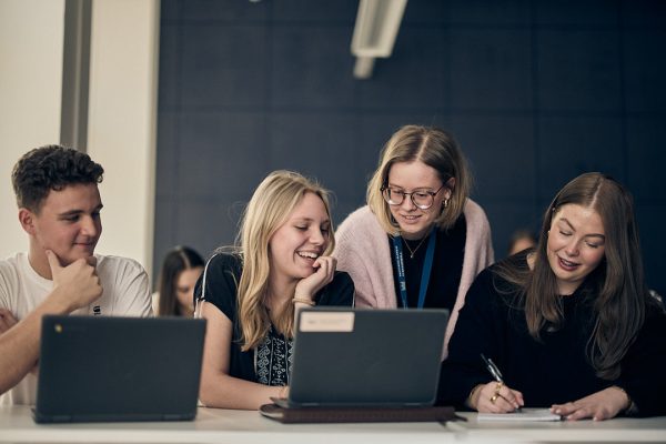 Lärare och elev i samtal i ett klassrum