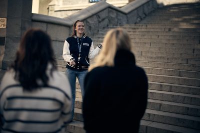 Elev berättar om ett slott för sina klasskompisar