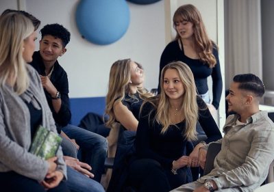 Elever som sitter tillsammans i skolans lokaler