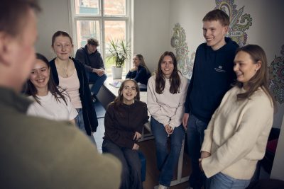 Elever umgås i skolans lokaler
