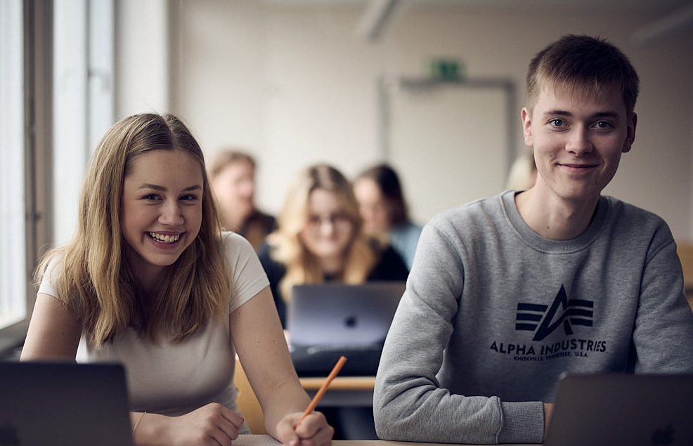 Två elever på lektion