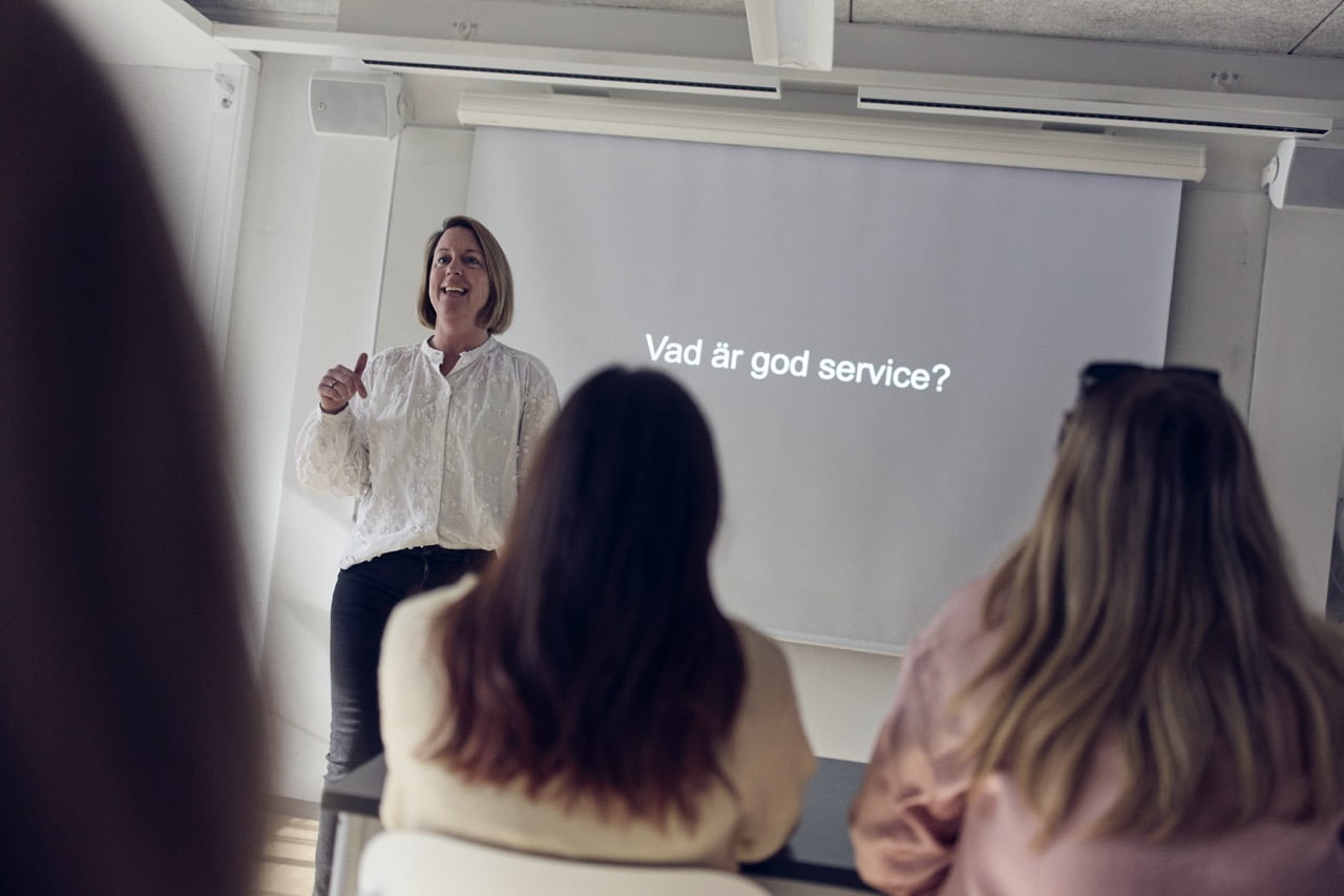 Lärare pratar inför klassen