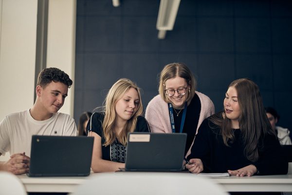 Lärare och elever i samtal
