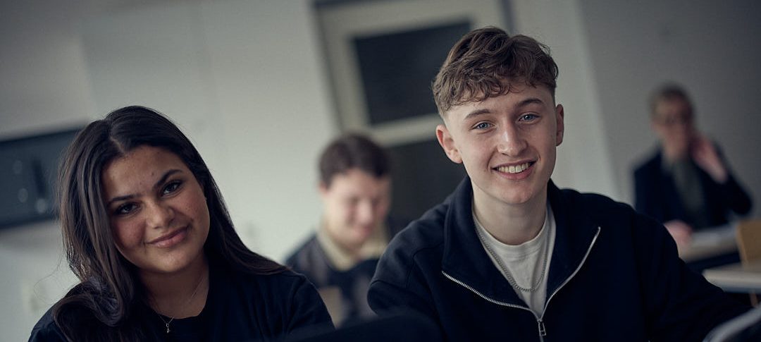 Två elever i ett klassrum