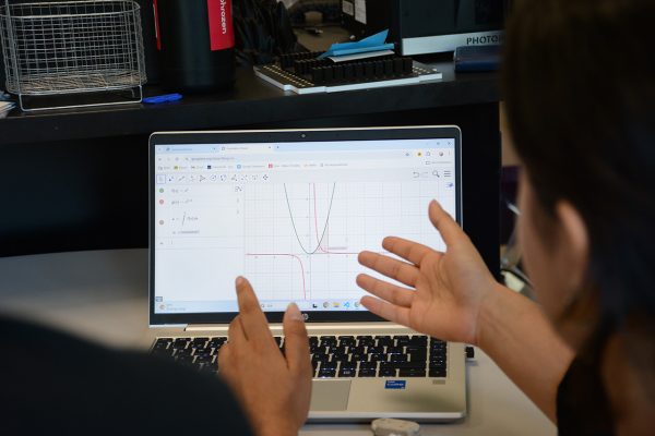 Närbild av datorskärm och händer