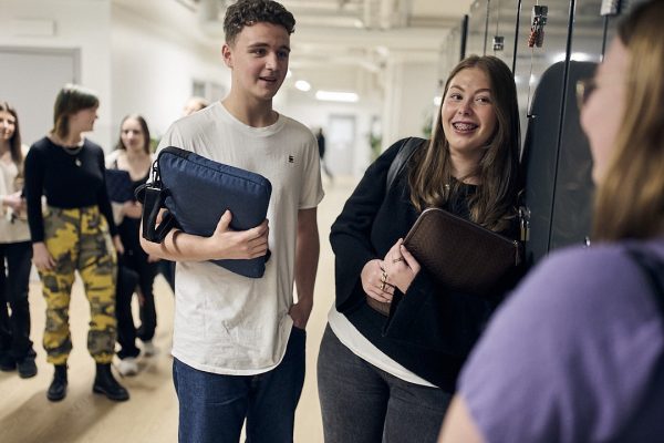 Elever vid sina skåp i skolan
