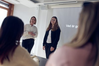 Lärare introducerar en ny elev för en klass