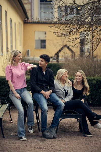 Elever på en parkbänk