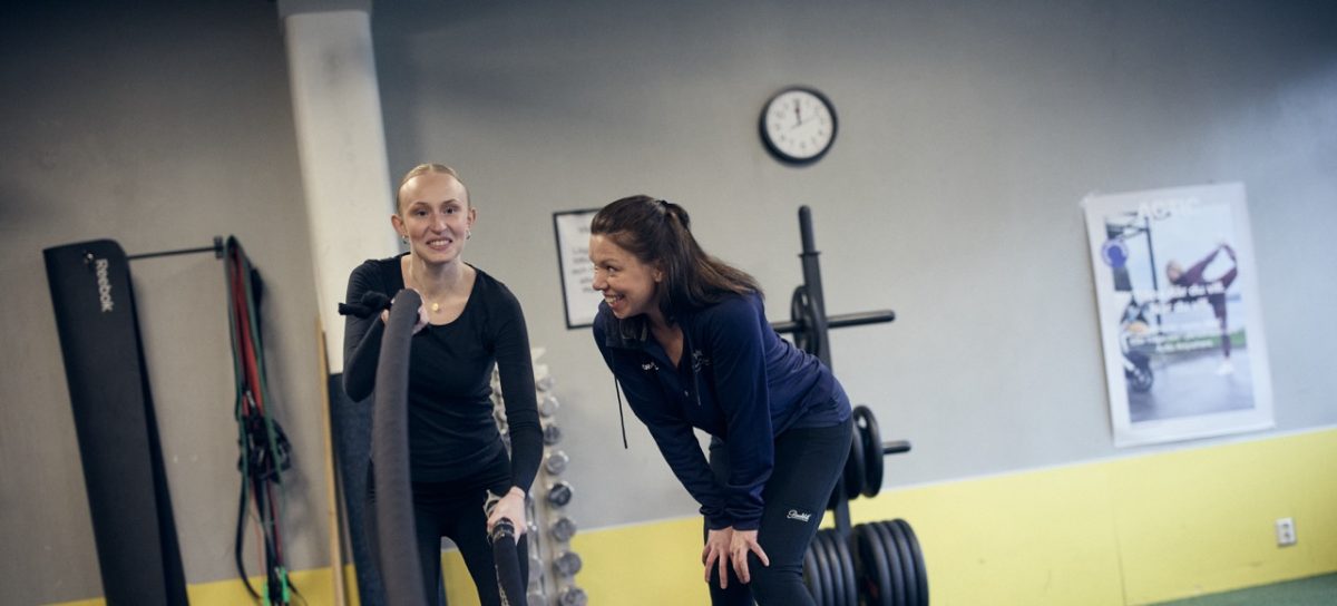 Elever tränar i ett gym