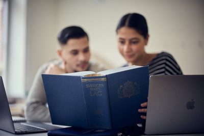 Två elever läser en lagbok