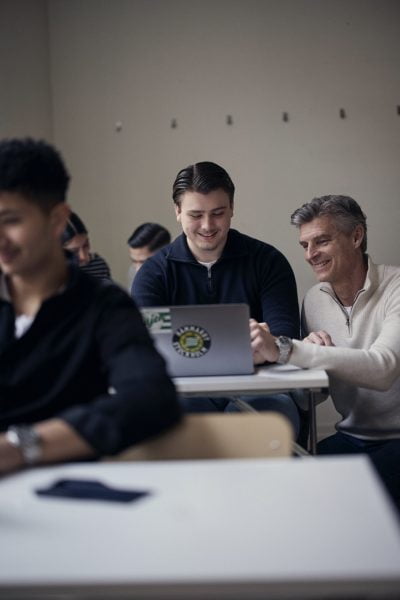 Lärare och elev pratar i ett klassrum